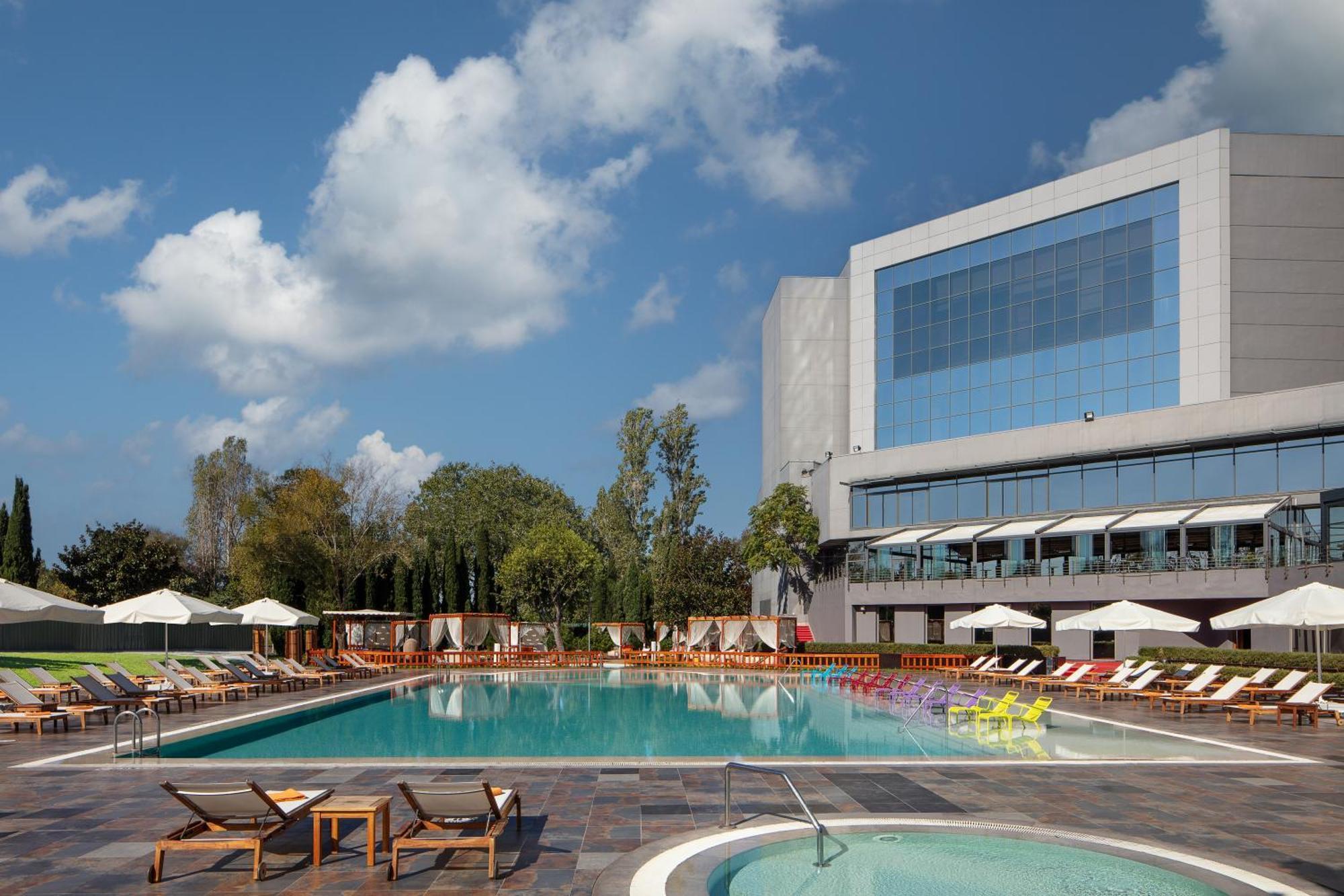 Sheraton Istanbul Atakoy Hotel Ngoại thất bức ảnh The hotel's swimming pool