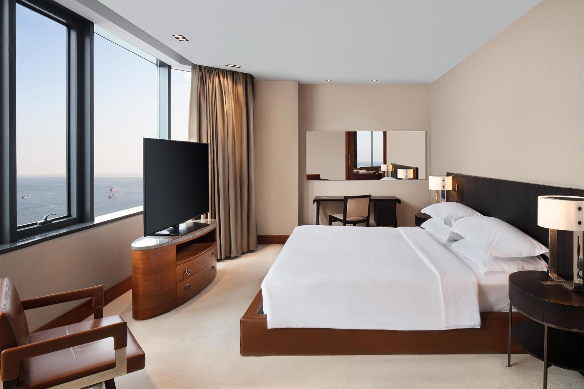 Sheraton Istanbul Atakoy Hotel Ngoại thất bức ảnh A bedroom at the Jumeirah Emirates Towers Hotel