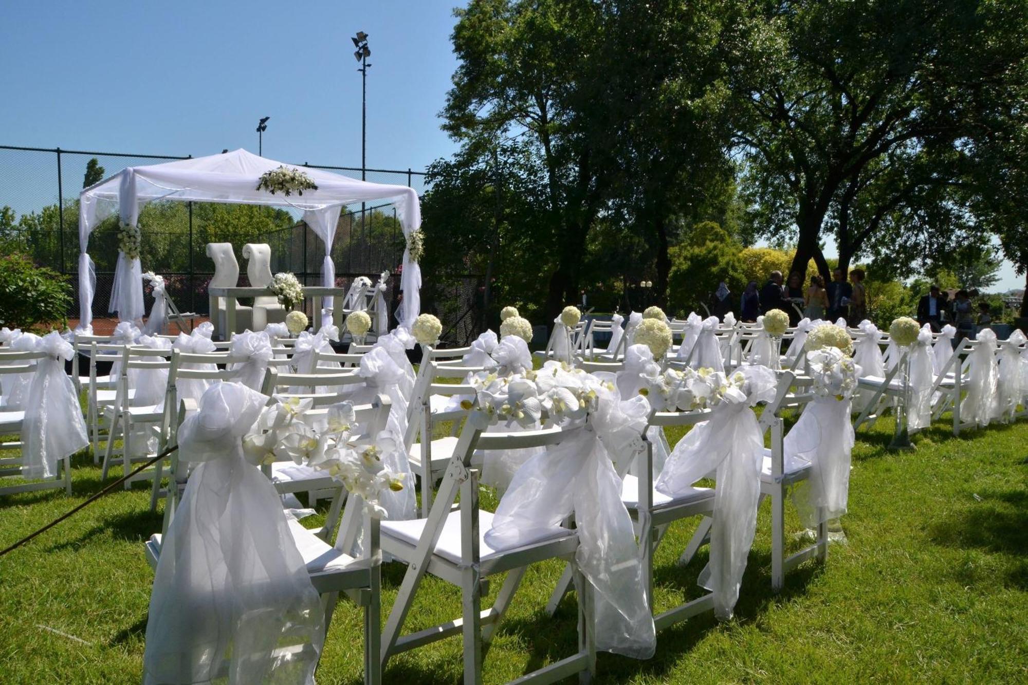 Sheraton Istanbul Atakoy Hotel Ngoại thất bức ảnh A wedding at the park