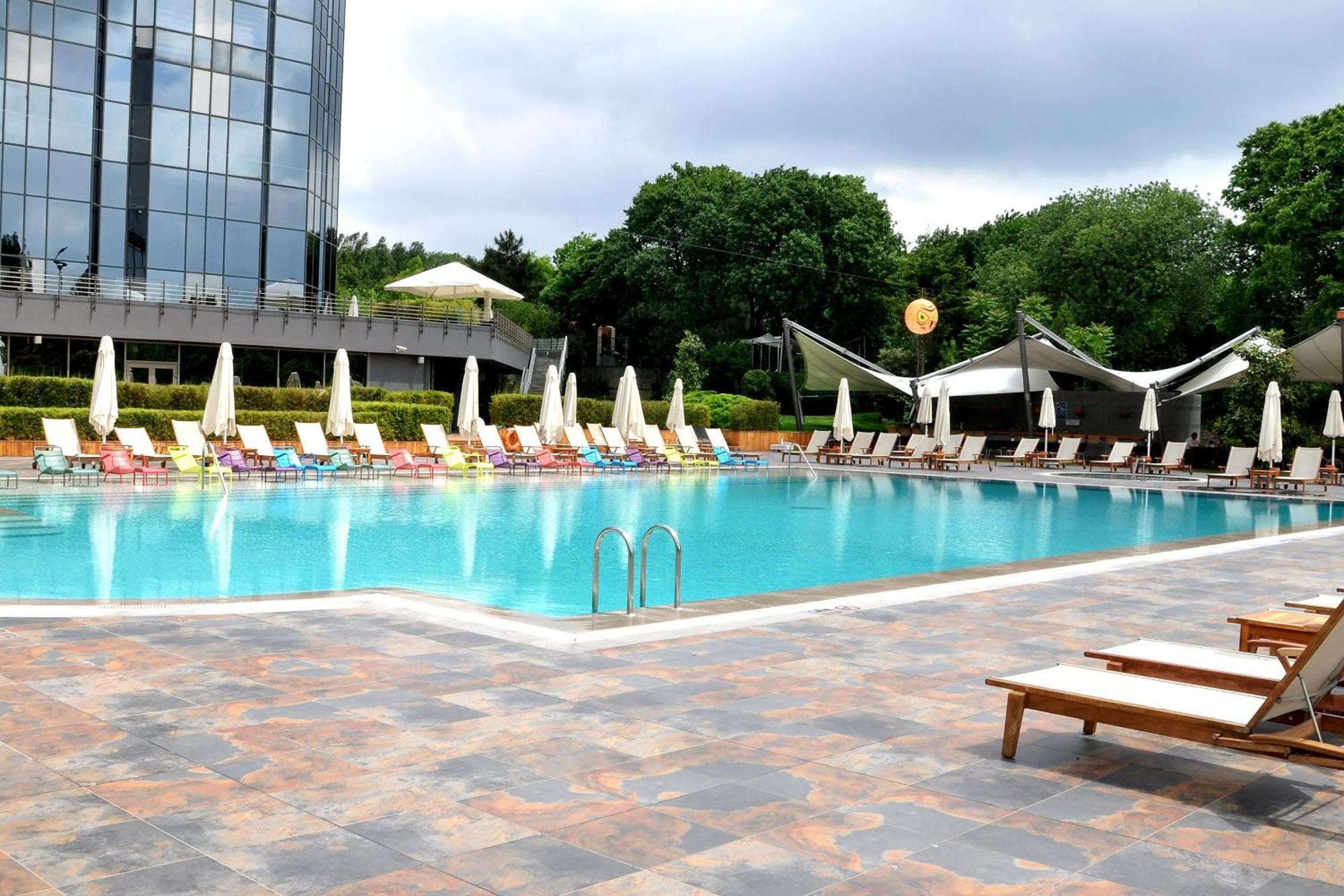 Sheraton Istanbul Atakoy Hotel Ngoại thất bức ảnh The pool at the hotel