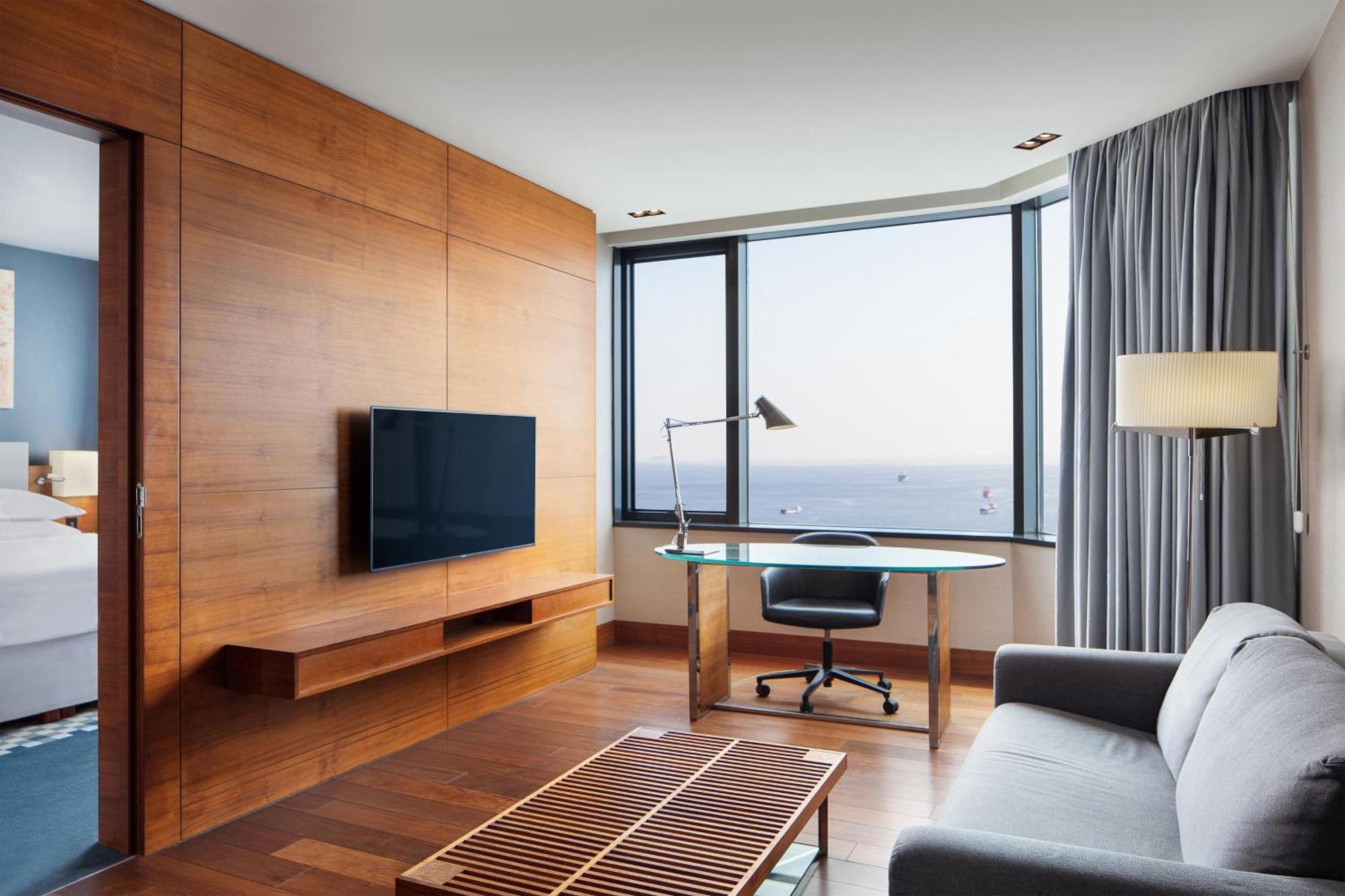 Sheraton Istanbul Atakoy Hotel Ngoại thất bức ảnh A suite at the hotel