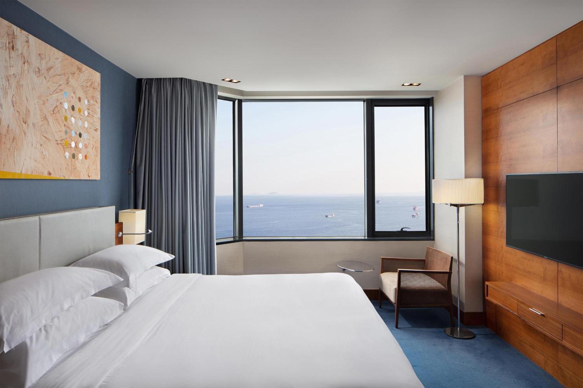 Sheraton Istanbul Atakoy Hotel Ngoại thất bức ảnh A guest room at the hotel