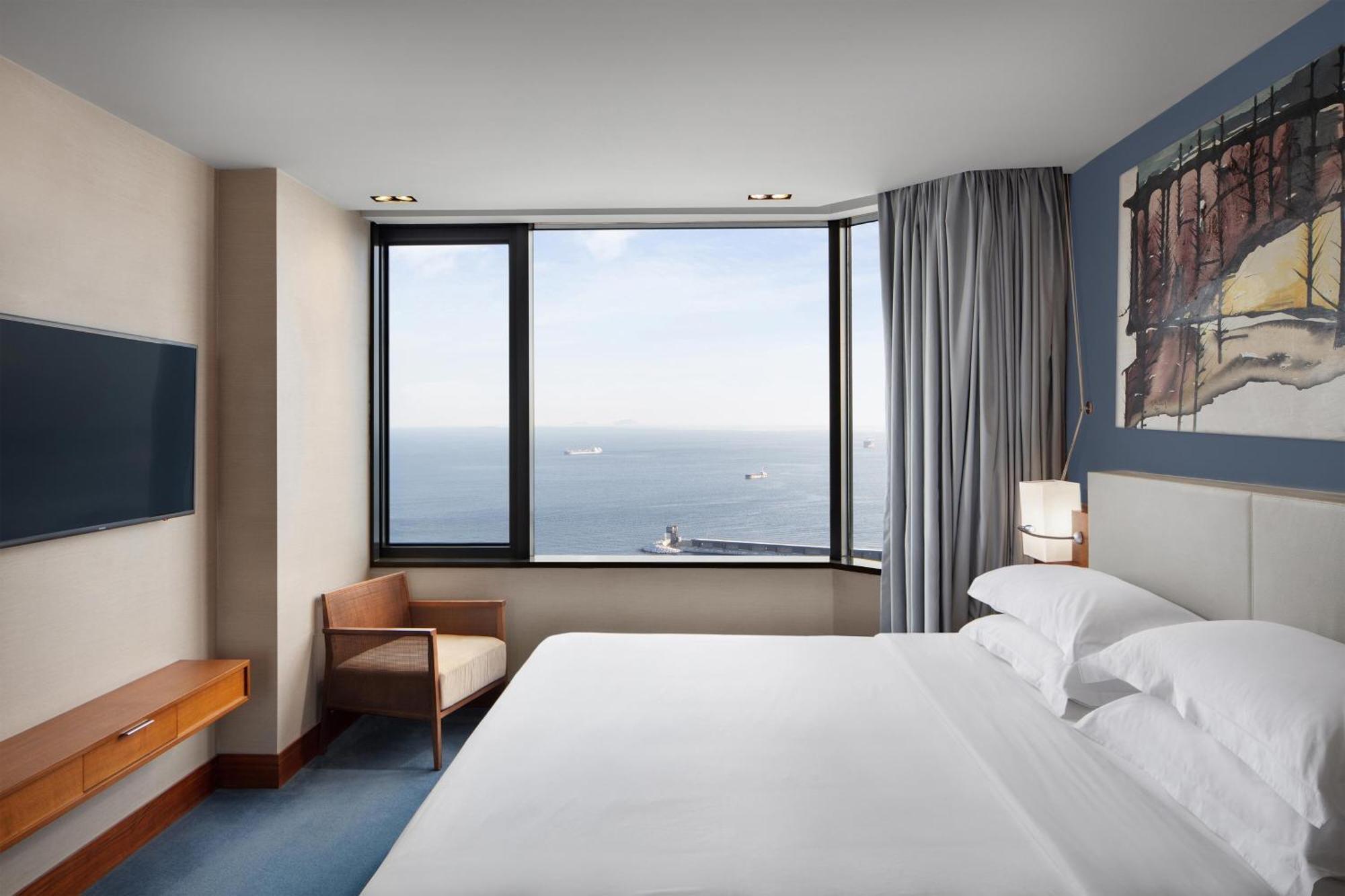 Sheraton Istanbul Atakoy Hotel Ngoại thất bức ảnh A guest room at the hotel