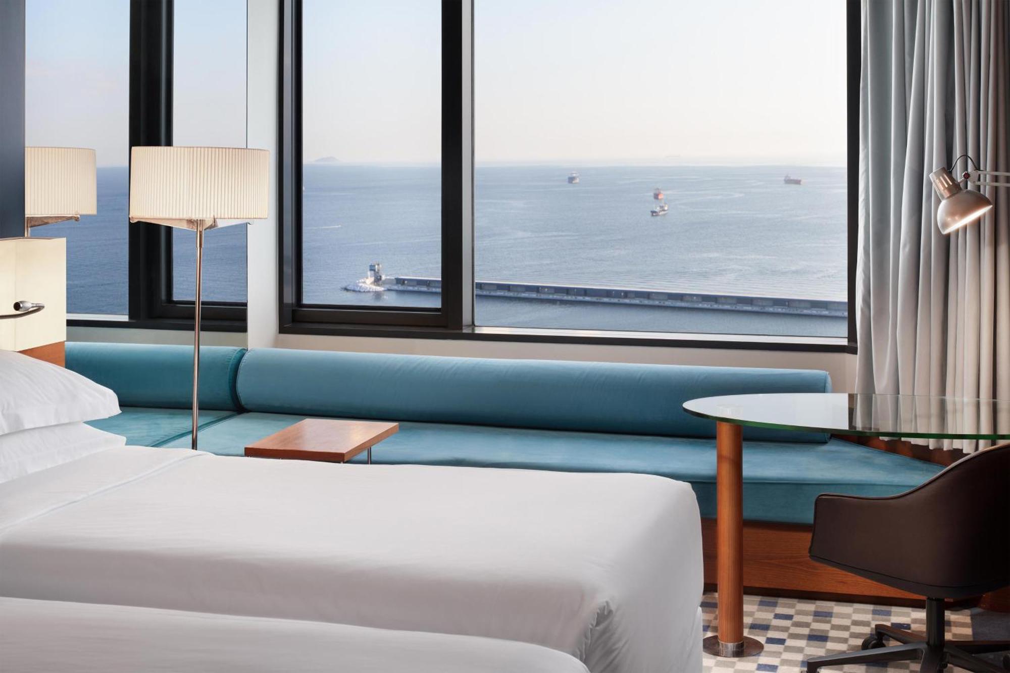 Sheraton Istanbul Atakoy Hotel Ngoại thất bức ảnh A guest room at the hotel