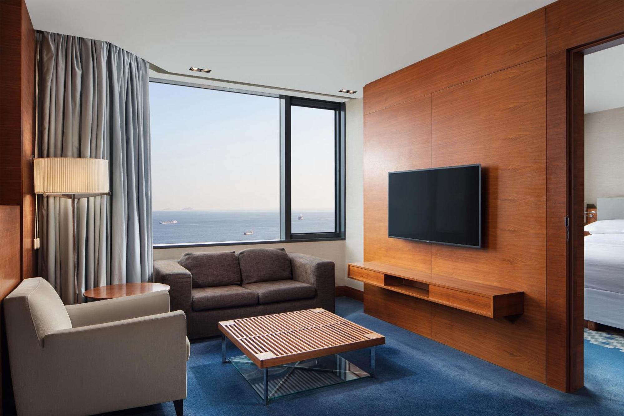 Sheraton Istanbul Atakoy Hotel Ngoại thất bức ảnh A suite at the hotel