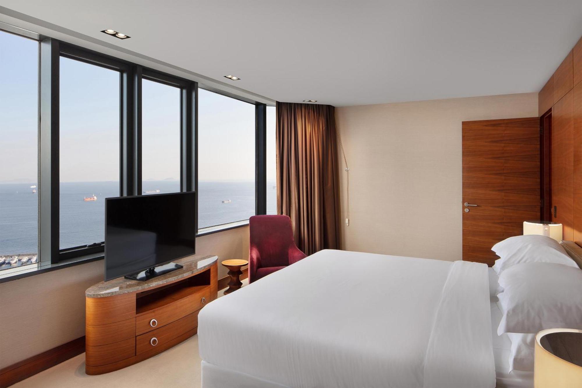 Sheraton Istanbul Atakoy Hotel Ngoại thất bức ảnh A bedroom at the hotel