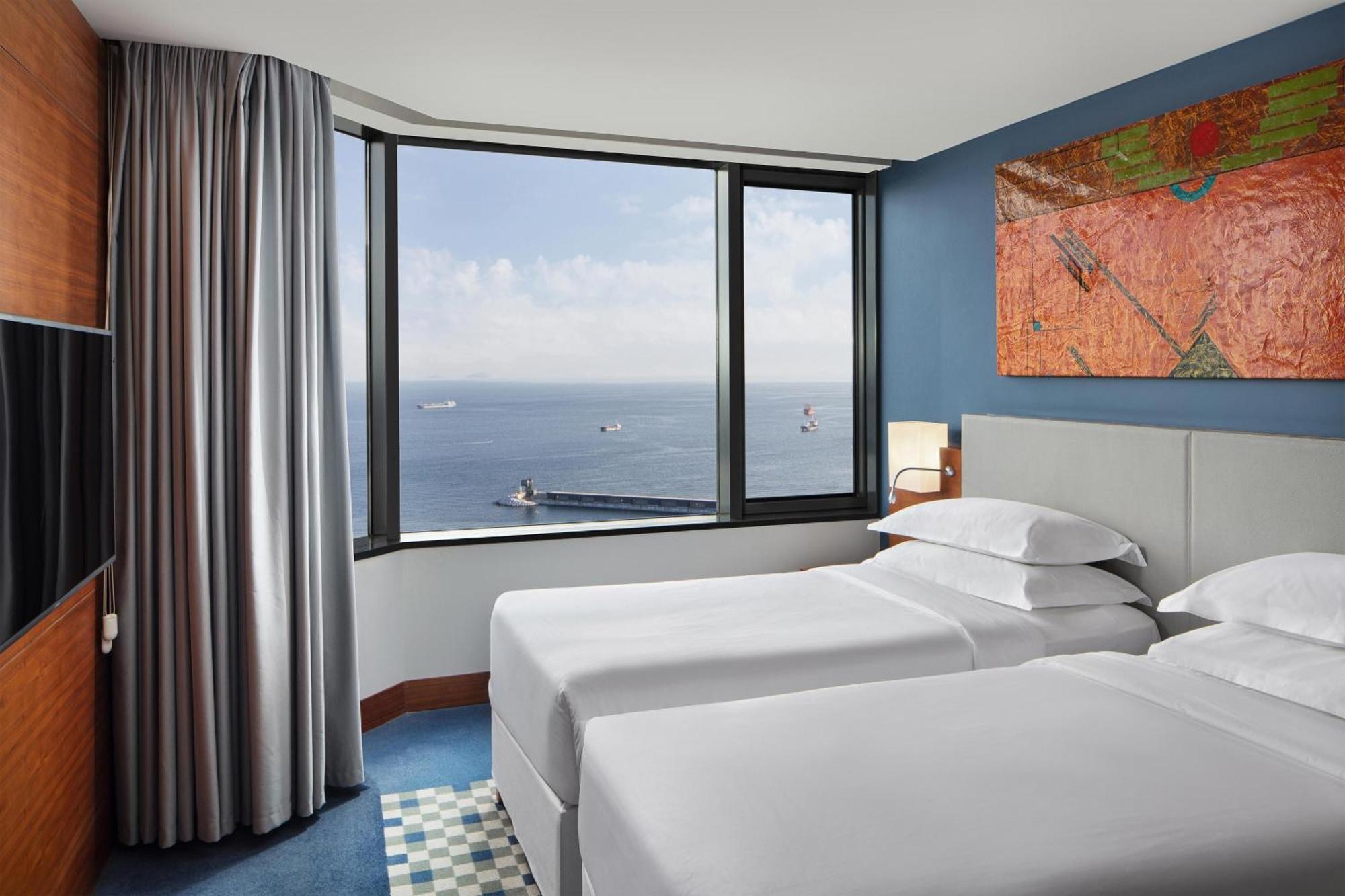 Sheraton Istanbul Atakoy Hotel Ngoại thất bức ảnh A guest room at the hotel