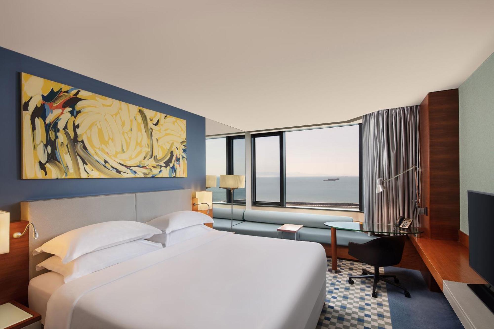 Sheraton Istanbul Atakoy Hotel Ngoại thất bức ảnh A guest room at the hotel