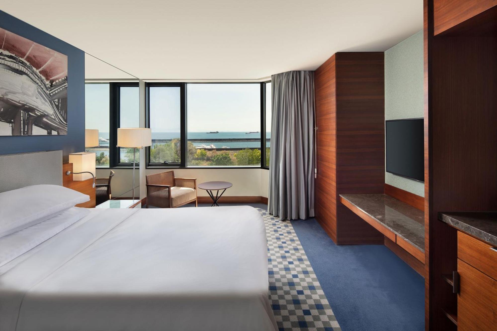 Sheraton Istanbul Atakoy Hotel Ngoại thất bức ảnh A guest room at the hotel
